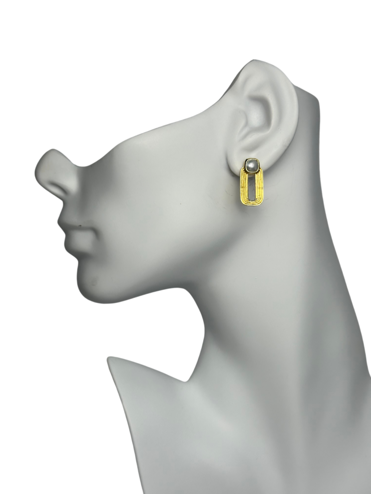 Pearl and gold earring